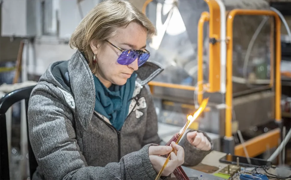 Photo de Floriane Tourrilhes travaillant au chalumeau