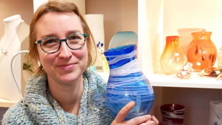 Floriane Tourrilhes présentant l'une de ses réalisation