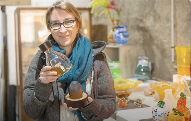 Floriane Tourrilhes présentant l'une de ses réalisation