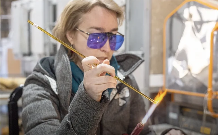 Photo de Floriane Tourrilhes travaillant au chalumeau