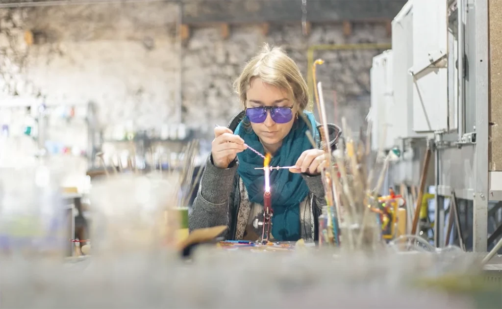 Photo de Floriane Tourrilhes travaillant au chalumeau