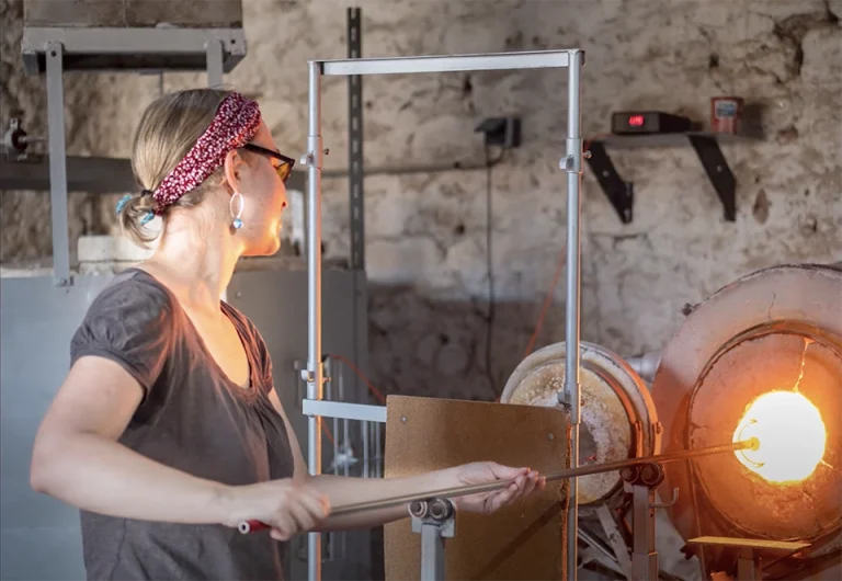 Photo de Floriane Tourrilhes travaillant à la canne