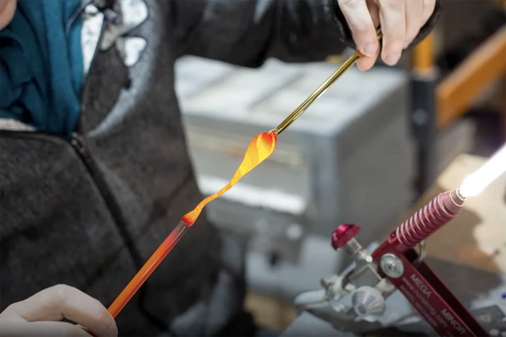 Photo de Floriane Tourrilhes travaillant au chalumeau