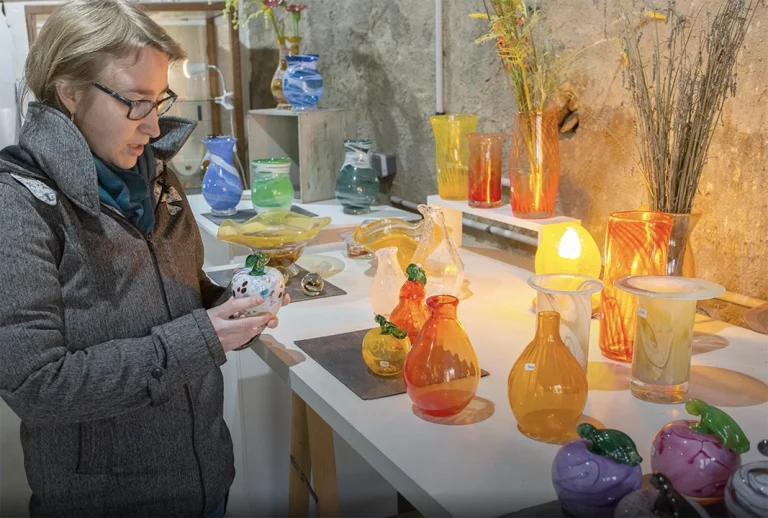 Photo de Floriane Tourrilhes expliquant quelques réalisation en verre